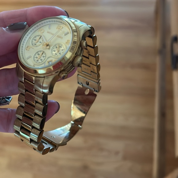 Michael Kors gold watch - Picture 7 of 9